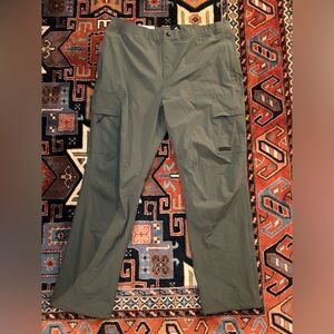 H&M green joggers regular fit, stretch, elastic waist.